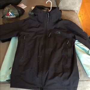 Men’s mountain hardware softshell